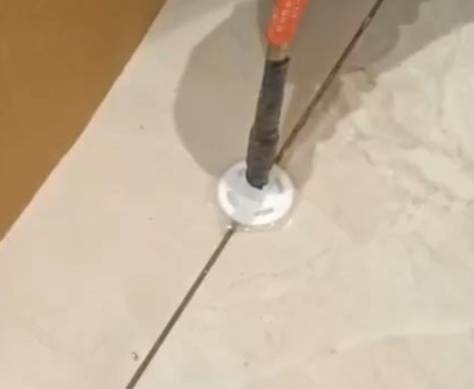 雅安市瓷砖空鼓维修公司专业解答瓷砖在铺贴过程中，如果没有涂抹均匀到位的粘结材料（如水泥砂浆或瓷砖胶），可能会导致以下问题