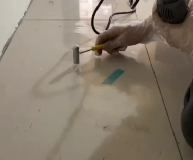 雅安市瓷砖开裂维修公司专业分享瓷砖在铺贴前如果没有沥干水分，将会导致以下问题