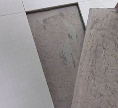 雅安市瓷砖空鼓维修公司分享瓷砖铺贴时如果打浆（即涂抹在瓷砖背面和基层上的砂浆或瓷砖胶）过少，会带来以下问题